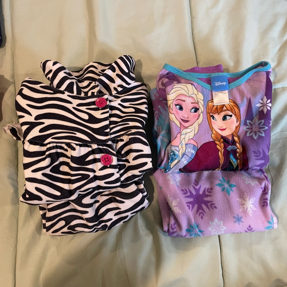 2 pairs of girls long sleeve pjs